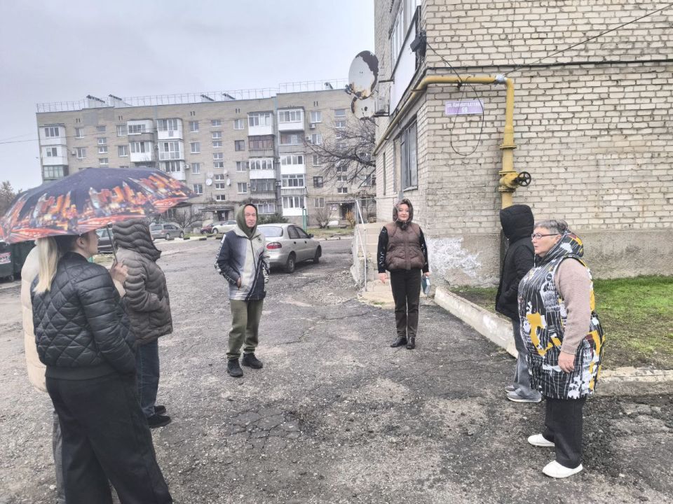 Сегодня, 19 ноября в Червоногвардейском районе состоялась встреча с жителями жилого массива Карла Маркса, которую провела лидер общественного мнения Анна Первий по адресу: Кронштадтская, 69 Сегодня, 19 ноября в Червоногвардейском районе состоялась встреча с жителями жилого массива Карла Маркса, которую провела лидер общественного мнения Анна Первий по адресу: Кронштадтская, 69
