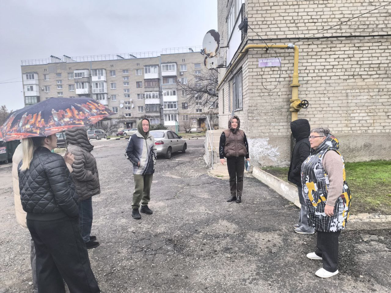 Сегодня, 19 ноября в Червоногвардейском районе состоялась встреча с жителями жилого массива Карла Маркса, которую провела лидер общественного мнения Анна Первий по адресу: Кронштадтская, 69 Сегодня, 19 ноября в Червоногвардейском районе состоялась встреча с жителями жилого массива Карла Маркса, которую провела лидер общественного мнения Анна Первий по адресу: Кронштадтская, 69