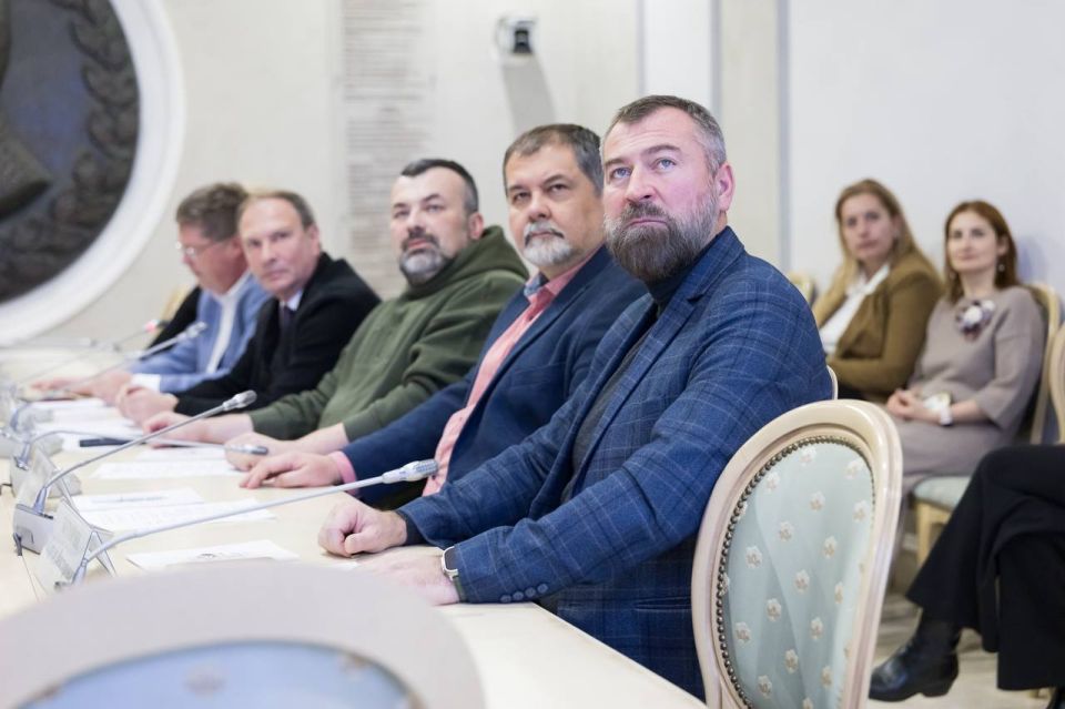 Чилийский писатель Патрисио Мери Белл представил книгу «Дети Донбасса» в ОП РФ Чилийский писатель Патрисио Мери Белл представил книгу «Дети Донбасса» в ОП РФ
