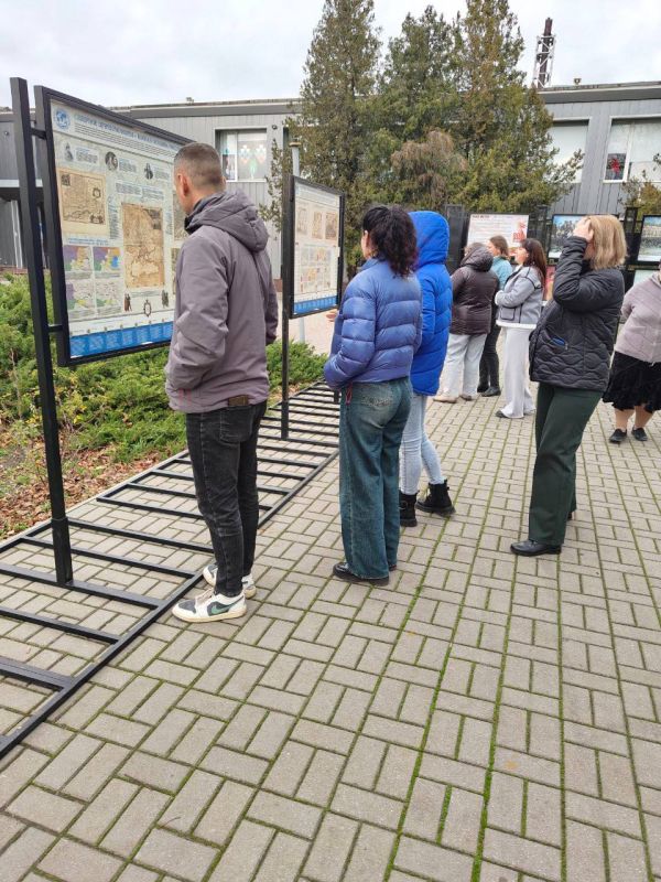Борис Трима: В Мангушском округе открылась уличная выставка «100 факторов о Новороссии» Борис Трима: В Мангушском округе открылась уличная выставка «100 факторов о Новороссии»