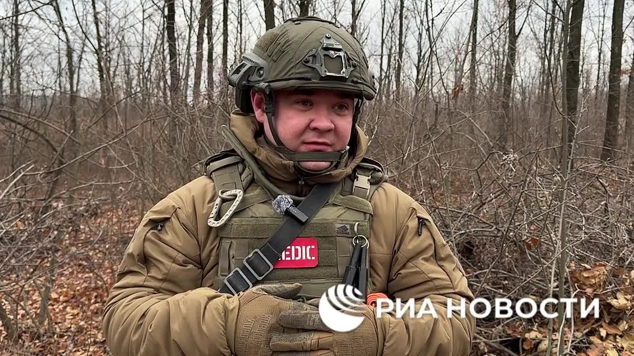 Фельдшер 238-й гвардейской артиллерийской бригады Южного военного округа с позывным "Япончик" рассказал, что оказал медицинскую помощь пленному военнослужащему ВСУ в ДНР во время миномётного обстрела