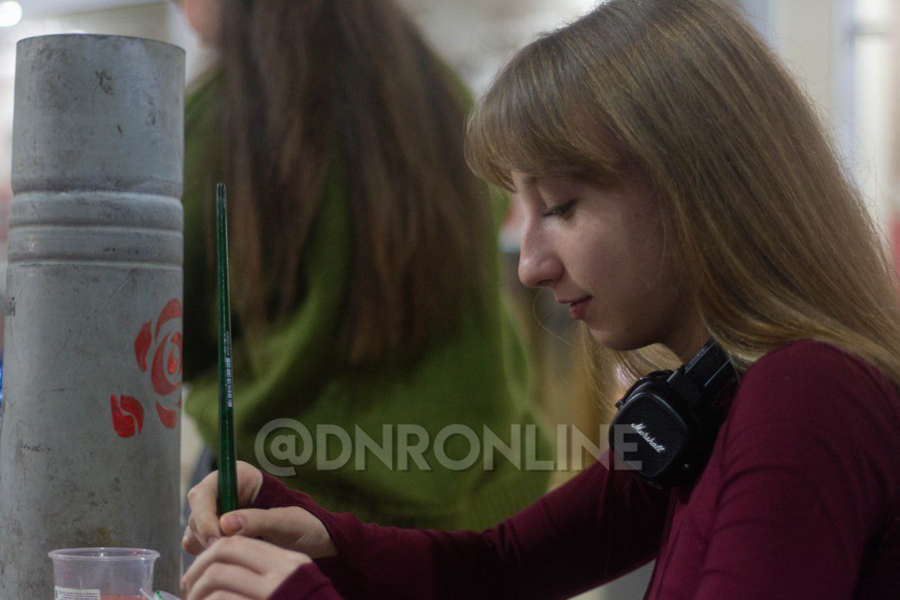 Активисты Движения Первых приняли участие в акции ко Дню ракетных войск и артиллерии «АРТ – это искусство», в ходе которой ребята нанесли небольшие рисунки на гильзы снарядов Активисты Движения Первых приняли участие в акции ко Дню ракетных войск и артиллерии «АРТ – это искусство», в ходе которой ребята нанесли небольшие рисунки на гильзы снарядов