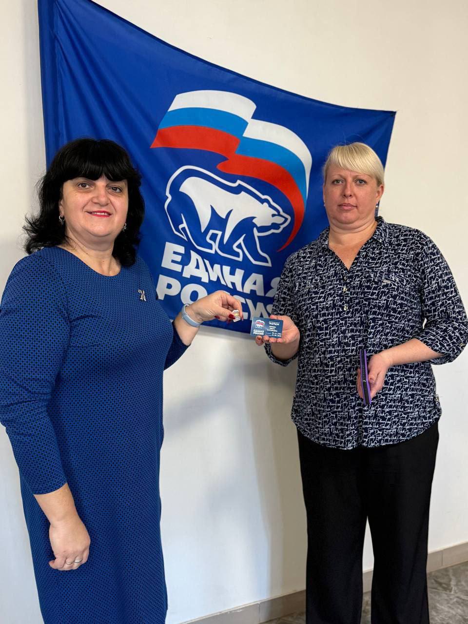 Торжественное вручение партийных билетов в Мангушском округе Торжественное вручение партийных билетов в Мангушском округе