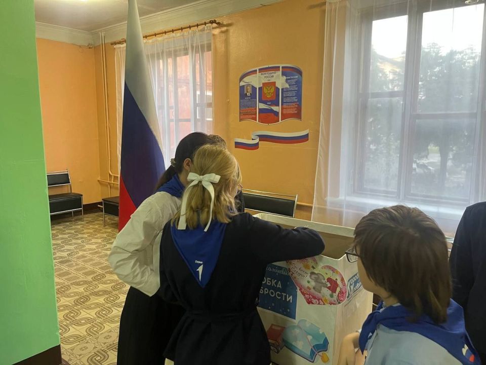 В Государственном бюджетном общеобразовательном учреждении «Основная школа № 90 городского округа Макеевка» Донецкой Народной Республики прошло открытие «Коробки храбрости»! Ребята узнали, зачем нужна эта коробка и какая у... В Государственном бюджетном общеобразовательном учреждении «Основная школа № 90 городского округа Макеевка» Донецкой Народной Республики прошло открытие «Коробки храбрости»! Ребята узнали, зачем нужна эта коробка и какая у...