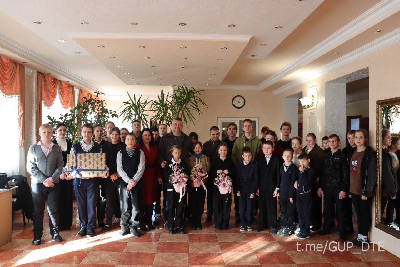 СЛОЖИВШАЯСЯ ДОБРАЯ ТРАДИЦИЯ: СЕРГЕЙ ПОЛХОВ ВРУЧИЛ ПОДАРКИ ИМЕНИННИКАМ ПОДШЕФНОЙ ДОНЕЦКОЙ ШКОЛЫ-ИНТЕРНАТА №19