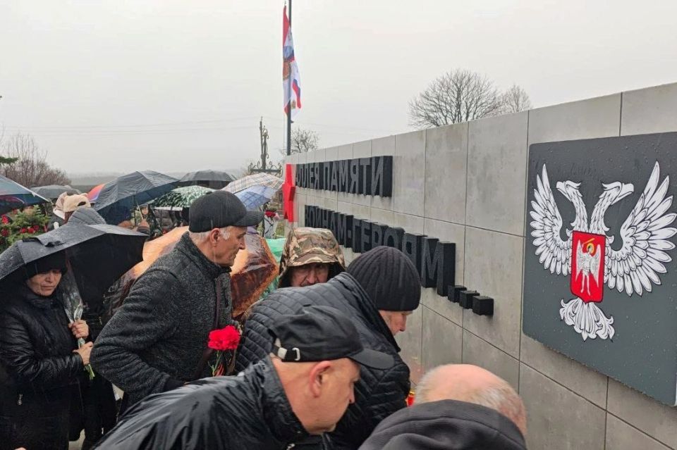 В Шахтерском округе открыли «Аллею Памяти» воинам-героям В Шахтерском округе открыли «Аллею Памяти» воинам-героям