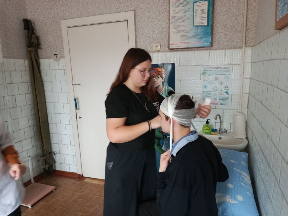 Медицинская сестра кабинета по оказанию неотложной помощи несовершеннолетним Мирненской амбулатории ОПСМ провела беседу с учащимися 10-11 классов на тему "Оказание первичной медико - санитарной помощи несовершеннолетним" Медицинская сестра кабинета по оказанию неотложной помощи несовершеннолетним Мирненской амбулатории ОПСМ провела беседу с учащимися 10-11 классов на тему "Оказание первичной медико - санитарной помощи несовершеннолетним"