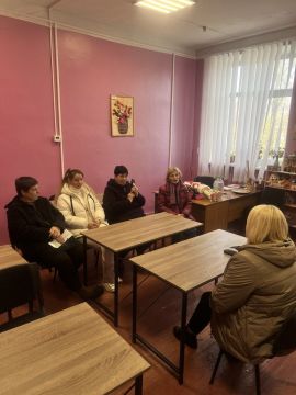 Сегодня начальник Мирненского территориального сектора Администрации Тельмановского округа провела встречу в Мирненском доме культуры