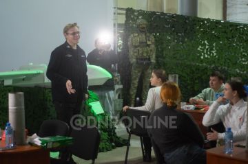 Активисты Движения Первых приняли участие в акции ко Дню ракетных войск и артиллерии «АРТ – это искусство», в ходе которой ребята нанесли небольшие рисунки на гильзы снарядов