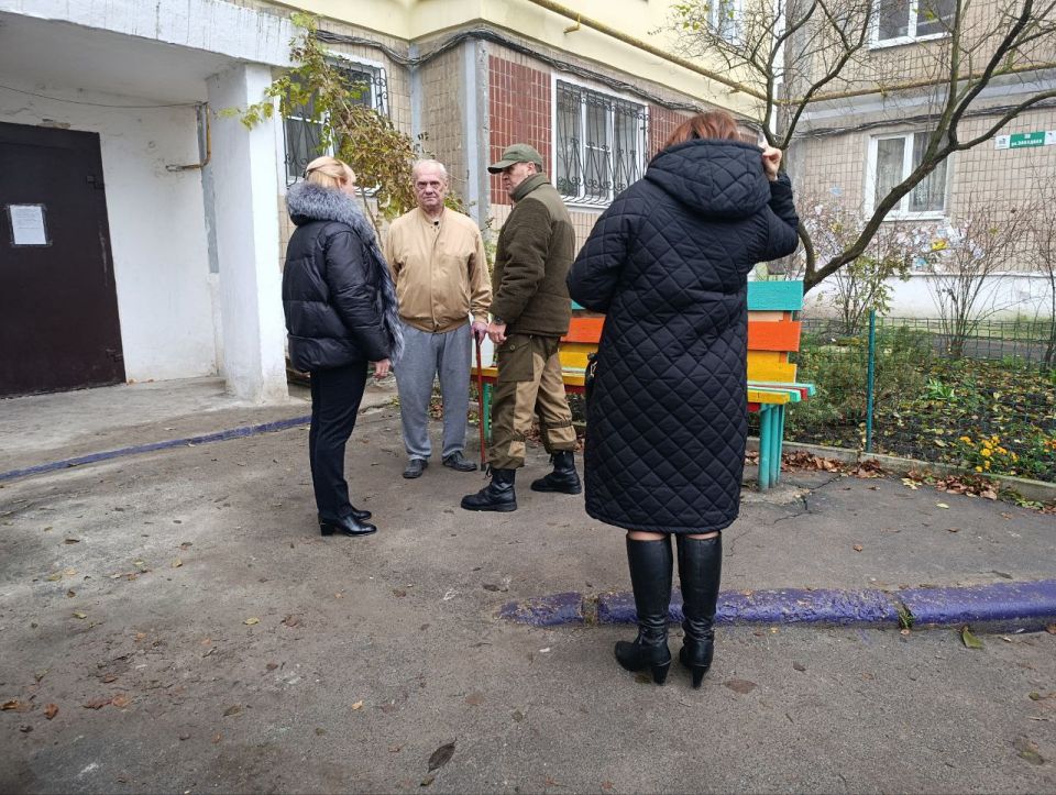17 ноября заместитель руководителя Управы Червоногвардейского внутригородского района Администрации городского округа Макеевка Татьяна Задорожная провела встречу с жителями жилого массива Карла Маркса на придомовой... 17 ноября заместитель руководителя Управы Червоногвардейского внутригородского района Администрации городского округа Макеевка Татьяна Задорожная провела встречу с жителями жилого массива Карла Маркса на придомовой...
