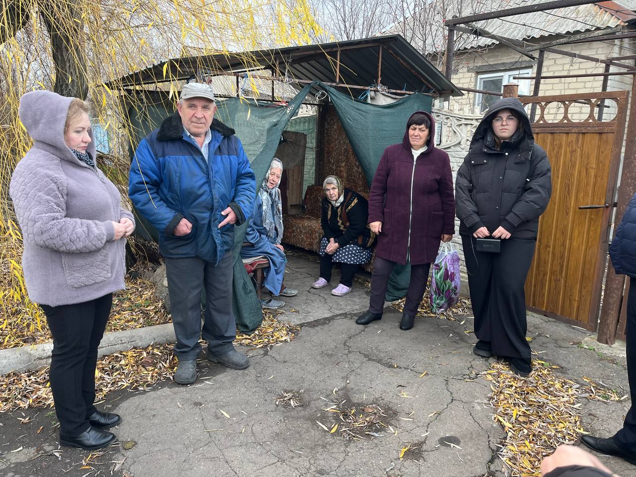 Заместитель главы Администрации муниципального образования городского округа Харцызск Александр Костюченко провел встречу с жителями села Золотаревка по ул. Октябрьская Заместитель главы Администрации муниципального образования городского округа Харцызск Александр Костюченко провел встречу с жителями села Золотаревка по ул. Октябрьская