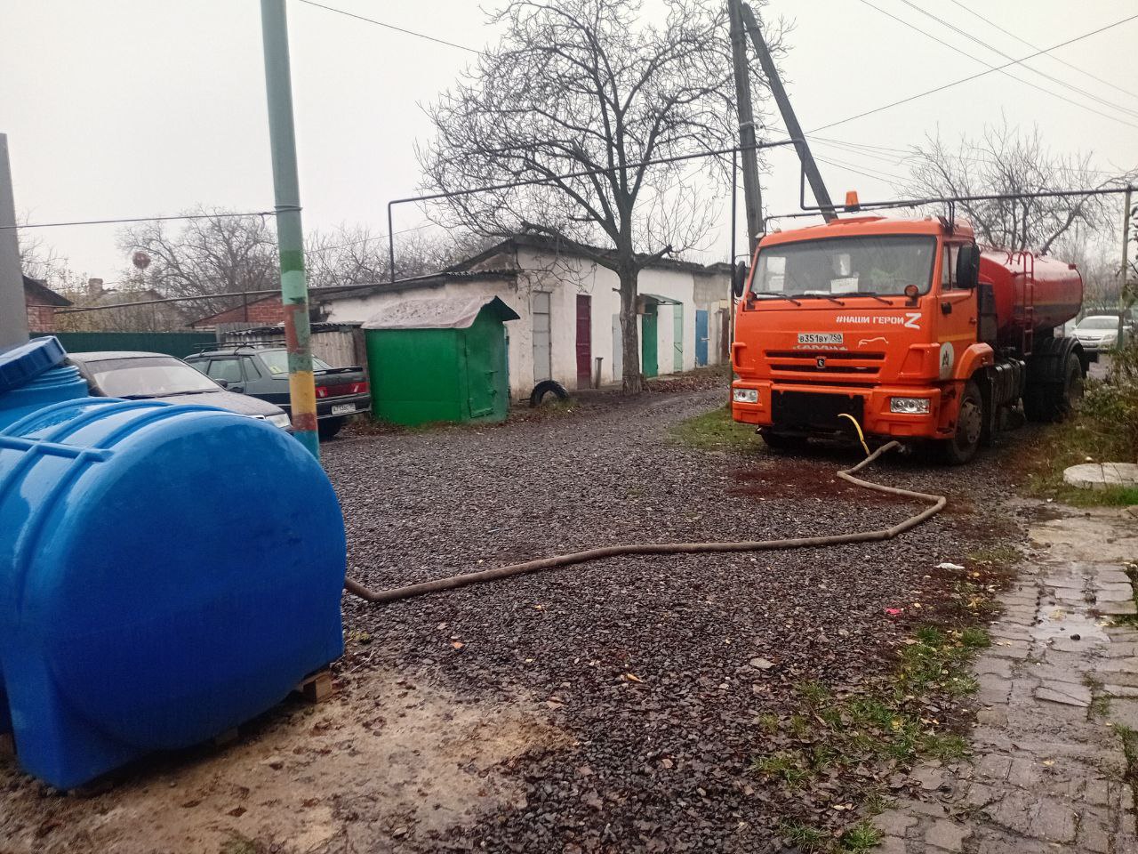 В Кировском внутригородском районе при поддержке региона-шефа Московская область продолжается подвоз воды для жителей домов, в которые в установленный графиком день не поступила вода В Кировском внутригородском районе при поддержке региона-шефа Московская область продолжается подвоз воды для жителей домов, в которые в установленный графиком день не поступила вода