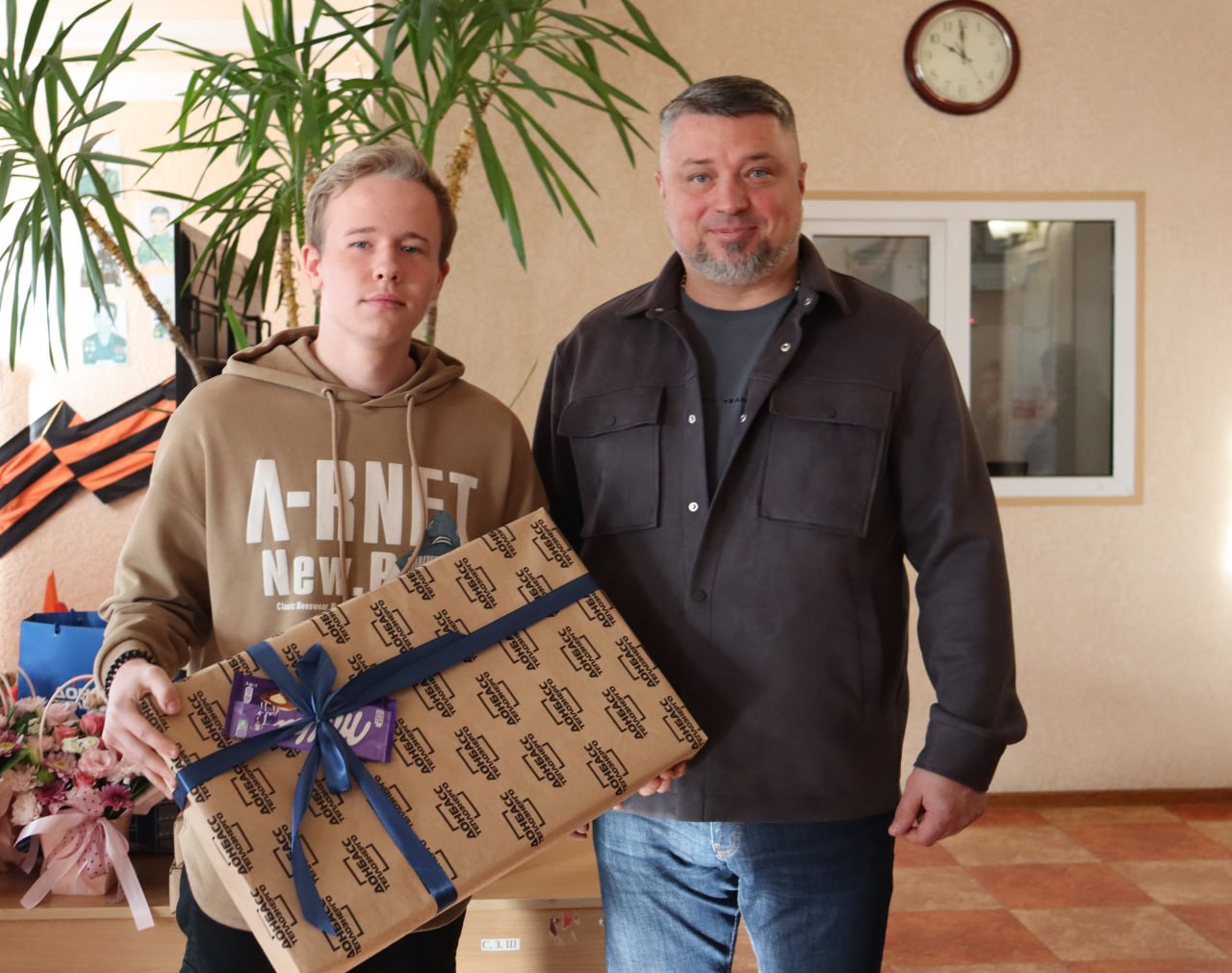 СЛОЖИВШАЯСЯ ДОБРАЯ ТРАДИЦИЯ: СЕРГЕЙ ПОЛХОВ ВРУЧИЛ ПОДАРКИ ИМЕНИННИКАМ ПОДШЕФНОЙ ДОНЕЦКОЙ ШКОЛЫ-ИНТЕРНАТА №19 СЛОЖИВШАЯСЯ ДОБРАЯ ТРАДИЦИЯ: СЕРГЕЙ ПОЛХОВ ВРУЧИЛ ПОДАРКИ ИМЕНИННИКАМ ПОДШЕФНОЙ ДОНЕЦКОЙ ШКОЛЫ-ИНТЕРНАТА №19