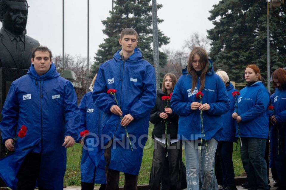 Активисты Движения Первых приняли участие в акции ко Дню ракетных войск и артиллерии «АРТ – это искусство», в ходе которой ребята нанесли небольшие рисунки на гильзы снарядов Активисты Движения Первых приняли участие в акции ко Дню ракетных войск и артиллерии «АРТ – это искусство», в ходе которой ребята нанесли небольшие рисунки на гильзы снарядов
