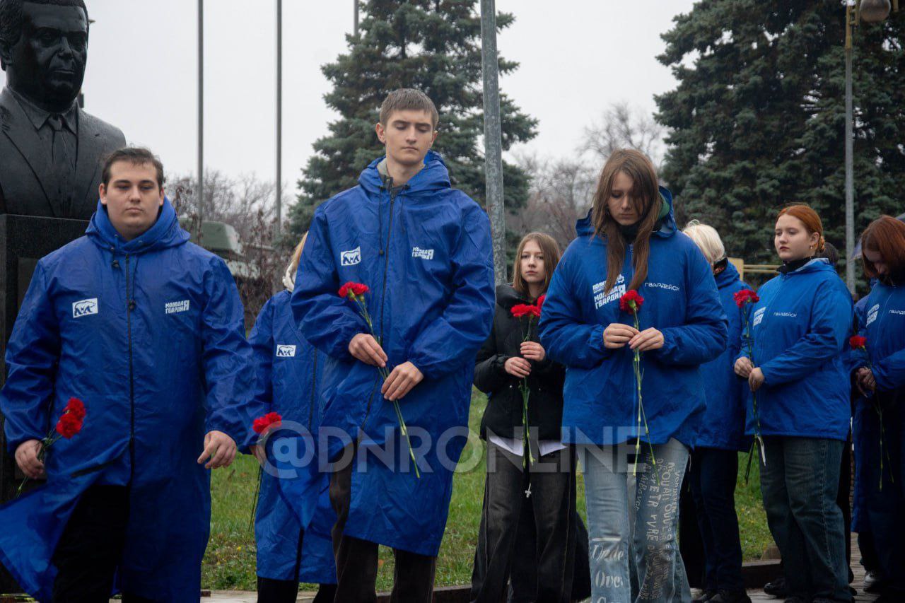 Активисты Движения Первых приняли участие в акции ко Дню ракетных войск и артиллерии «АРТ – это искусство», в ходе которой ребята нанесли небольшие рисунки на гильзы снарядов Активисты Движения Первых приняли участие в акции ко Дню ракетных войск и артиллерии «АРТ – это искусство», в ходе которой ребята нанесли небольшие рисунки на гильзы снарядов