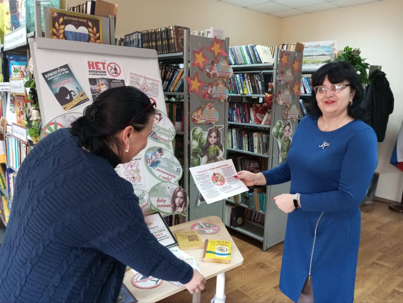 Заместитель главы администрации посетила Портовскую сельскую библиотеку Заместитель главы администрации посетила Портовскую сельскую библиотеку