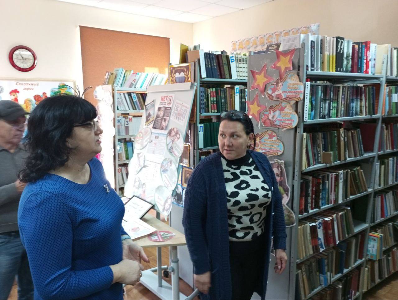 Заместитель главы администрации посетила Портовскую сельскую библиотеку Заместитель главы администрации посетила Портовскую сельскую библиотеку