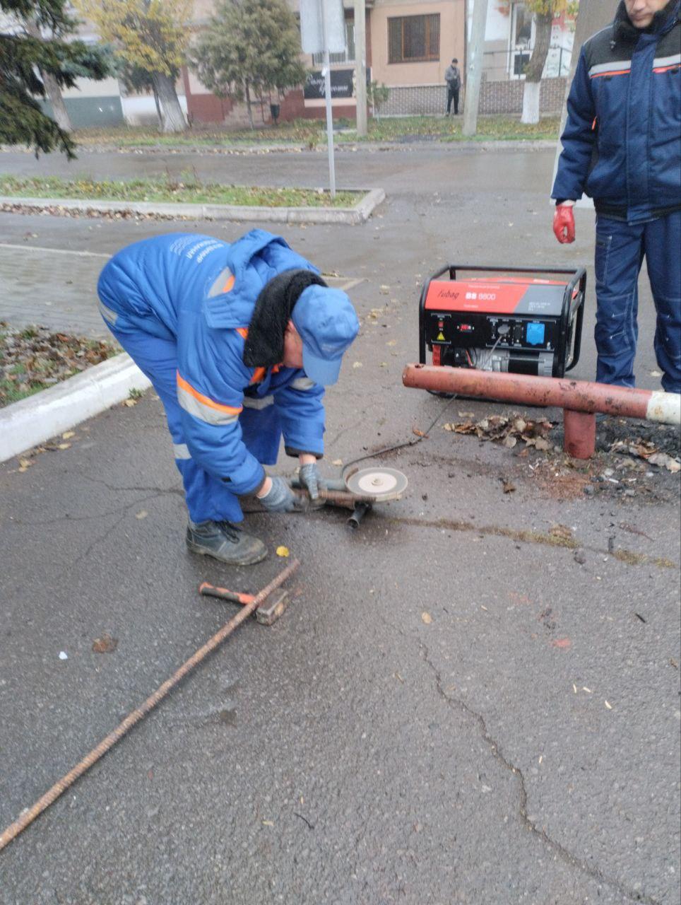 Ремонтники из Владимира восстановили ограничение проезда возле Дома культуры в Кировском Ремонтники из Владимира восстановили ограничение проезда возле Дома культуры в Кировском