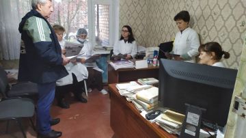 Начальник Новозарьевского территориального отдела Михаил Рапач провел встречу с трудовым коллективом Новозарьевской семейной амбулатории