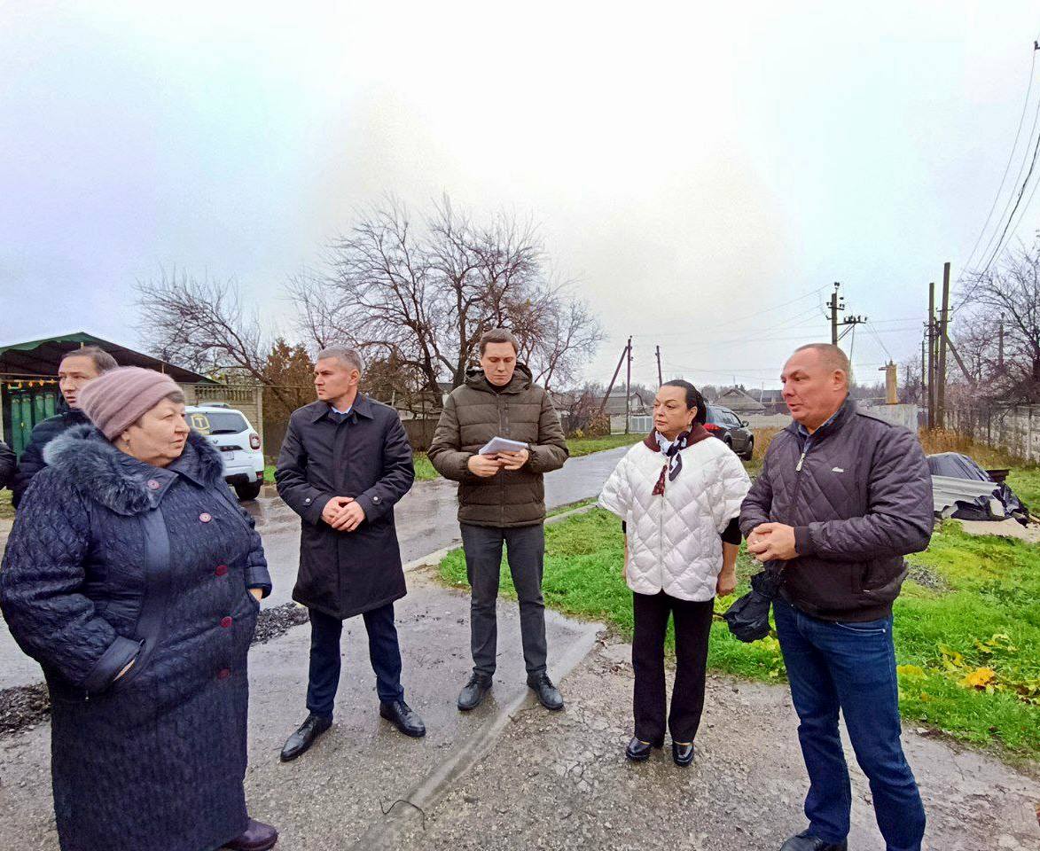 Михаил Меренков: Сегодня в рамках проекта «Управдом» совместно с депутатом Народного Совета Юрием Леоновыи и депутатом Донецкого городского совета Ириной Бениаминовой провели встречу с жителями улицы Докучаева Михаил Меренков: Сегодня в рамках проекта «Управдом» совместно с депутатом Народного Совета Юрием Леоновыи и депутатом Донецкого городского совета Ириной Бениаминовой провели встречу с жителями улицы Докучаева