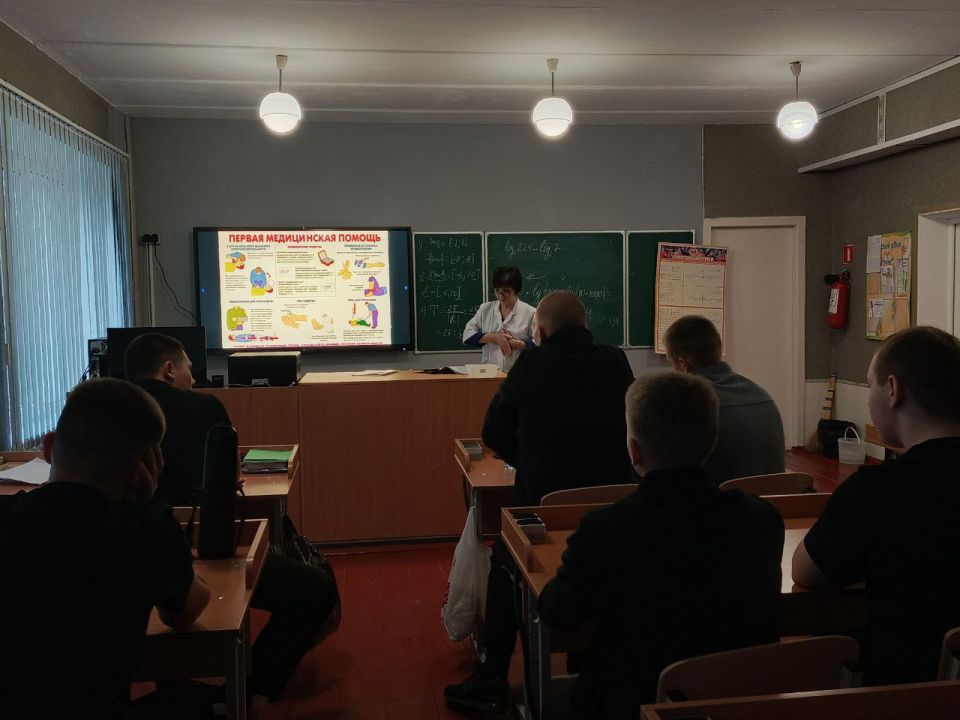 Медицинская сестра кабинета по оказанию неотложной помощи несовершеннолетним Мирненской амбулатории ОПСМ провела беседу с учащимися 10-11 классов на тему "Оказание первичной медико - санитарной помощи несовершеннолетним" Медицинская сестра кабинета по оказанию неотложной помощи несовершеннолетним Мирненской амбулатории ОПСМ провела беседу с учащимися 10-11 классов на тему "Оказание первичной медико - санитарной помощи несовершеннолетним"