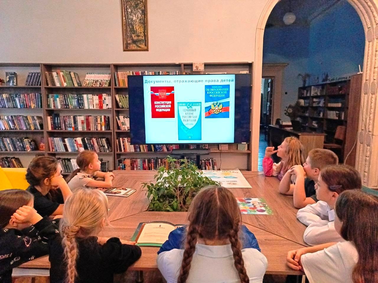 19 ноября в Зугрэсской библиотеке-филиале №3 познавательный урок «Я и мои права» начался с просмотра видеоролика, в котором рассказывалось об основополагающих документах, защищающих права ребенка 19 ноября в Зугрэсской библиотеке-филиале №3 познавательный урок «Я и мои права» начался с просмотра видеоролика, в котором рассказывалось об основополагающих документах, защищающих права ребенка
