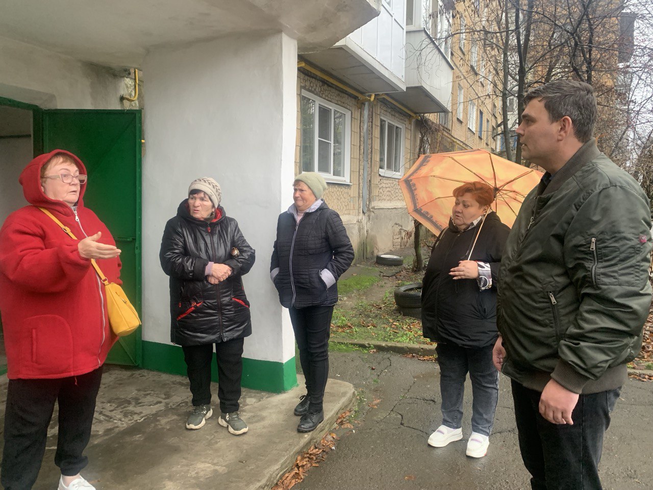 19 ноября, Глава муниципального образования городского округа Торез, Артем Чесноков провел встречу с населением по адресу: микрорайон 2, дом 41