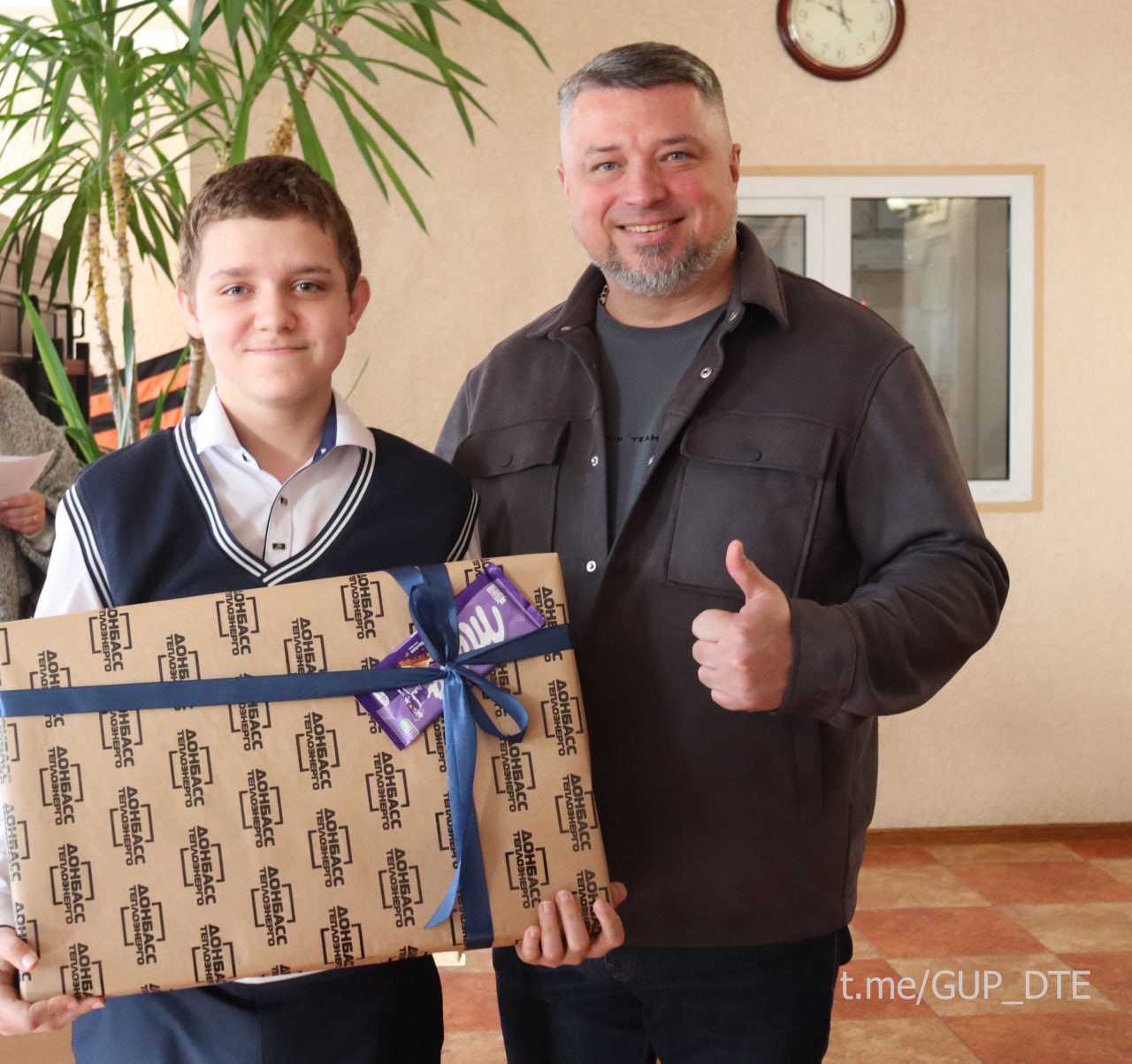 СЛОЖИВШАЯСЯ ДОБРАЯ ТРАДИЦИЯ: СЕРГЕЙ ПОЛХОВ ВРУЧИЛ ПОДАРКИ ИМЕНИННИКАМ ПОДШЕФНОЙ ДОНЕЦКОЙ ШКОЛЫ-ИНТЕРНАТА №19 СЛОЖИВШАЯСЯ ДОБРАЯ ТРАДИЦИЯ: СЕРГЕЙ ПОЛХОВ ВРУЧИЛ ПОДАРКИ ИМЕНИННИКАМ ПОДШЕФНОЙ ДОНЕЦКОЙ ШКОЛЫ-ИНТЕРНАТА №19