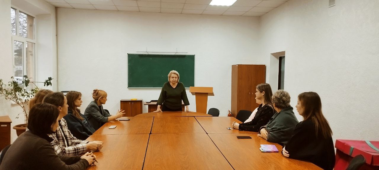 Сегодня, 19 ноября, первый заместитель руководителя Управы Центрально-Городского внутригородского района Инна Кисенко провела встречу по адресу: г. Макеевка, Островского ,16 в ФГБОУ ВО«Донбасская аграрная академия»