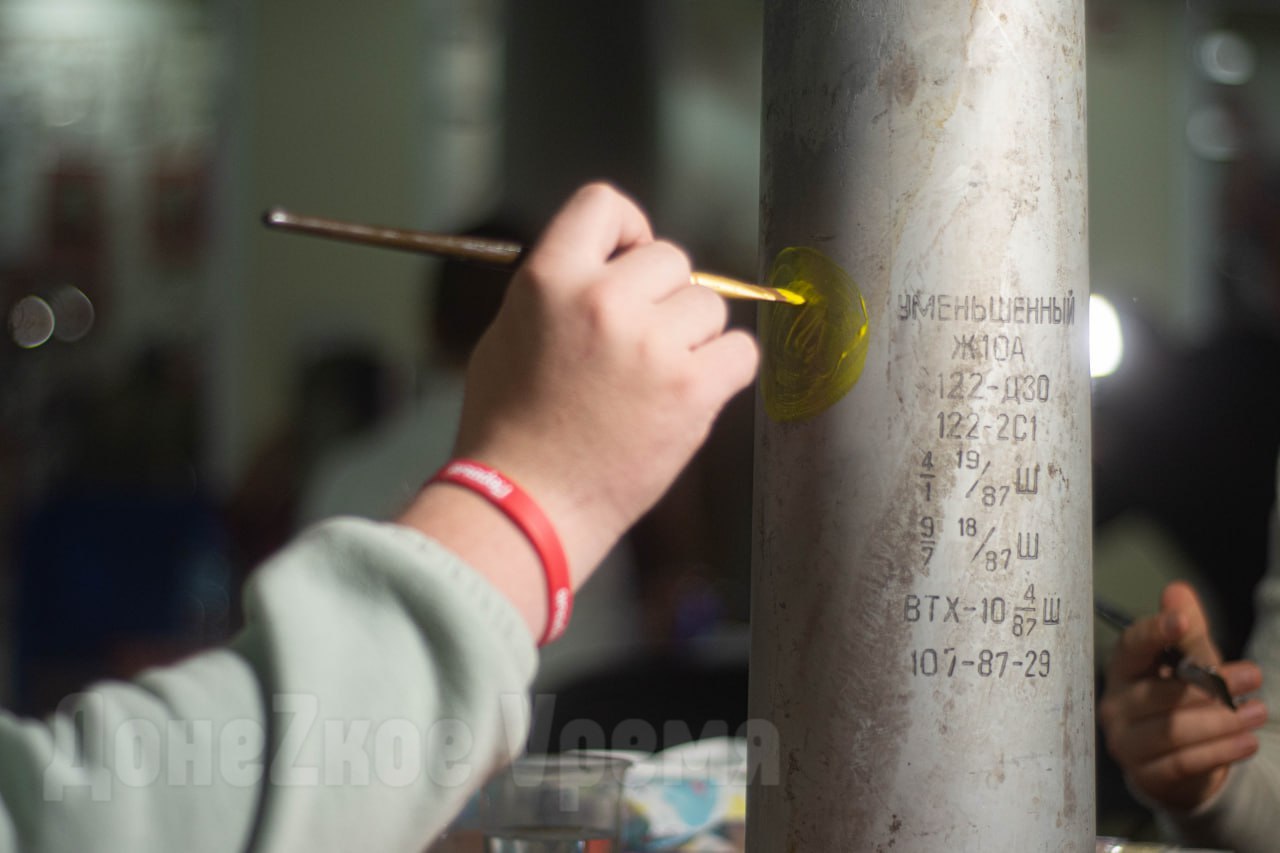 Арт — это не обстрел, а искусство: донецкая молодежь рисовала на гильзах от артиллерийских снарядов Арт — это не обстрел, а искусство: донецкая молодежь рисовала на гильзах от артиллерийских снарядов