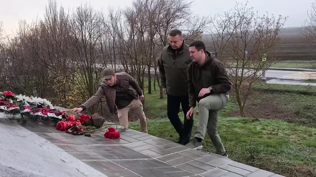 Наталья Великодная: Замгубернатора Свердловской области почтил память воинов-танкистов в Тельмановском округе