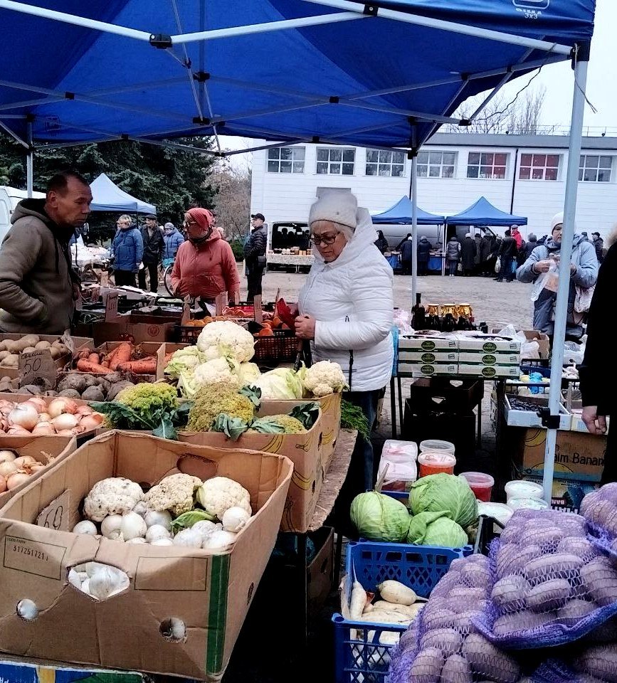 В Ждановке прошла ярмарка. 19 ноября у городского центра культуры и досуга были представлены товары от производителей и предпринимателей из разных городов Донецкой Народной Республики В Ждановке прошла ярмарка. 19 ноября у городского центра культуры и досуга были представлены товары от производителей и предпринимателей из разных городов Донецкой Народной Республики