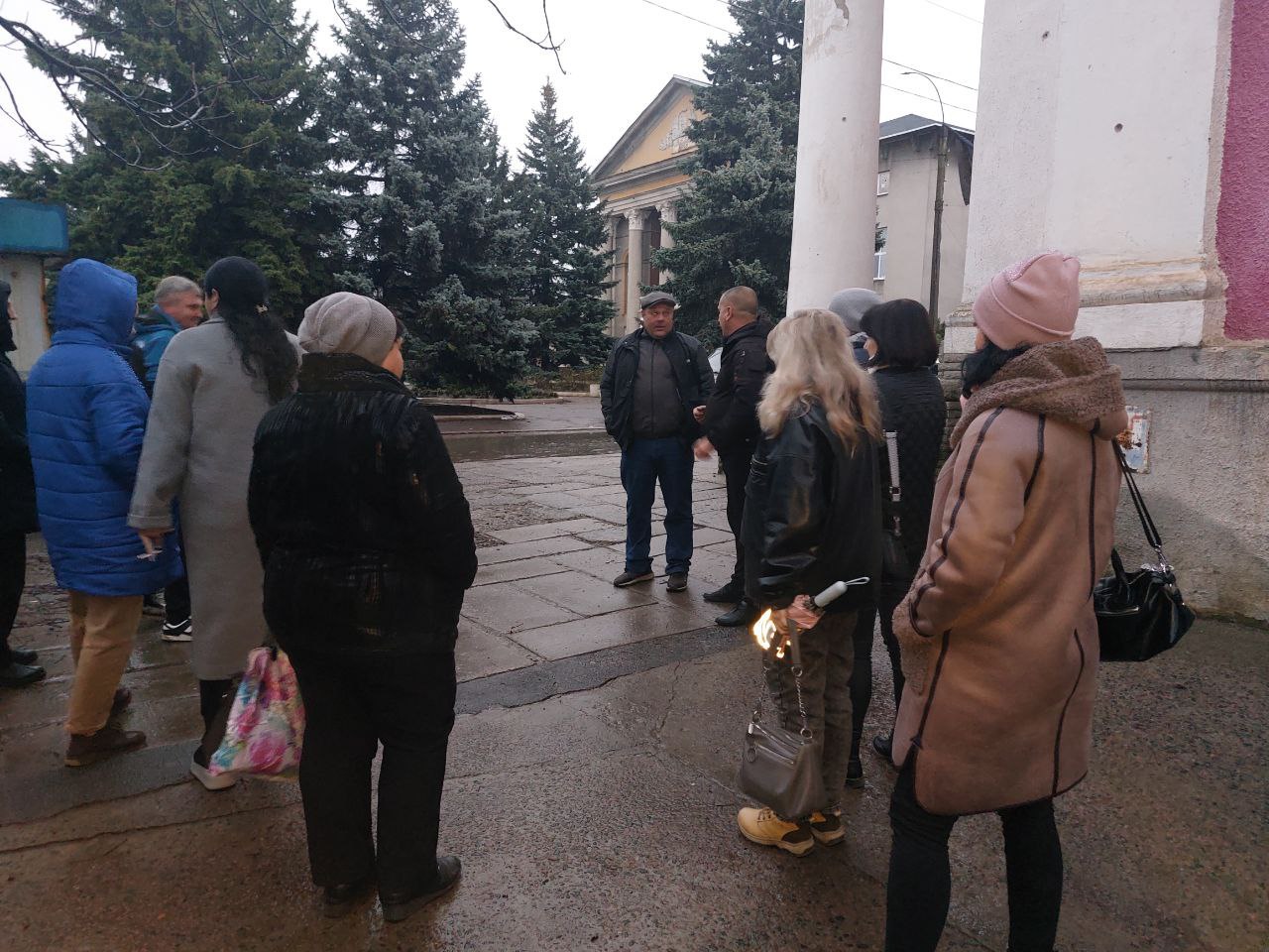 Сегодня, 19 ноября 2025 года, заместитель главы администрации городского округа Дебальцево Валерий Бессараб провел встречу жителями пгт Мироновкий