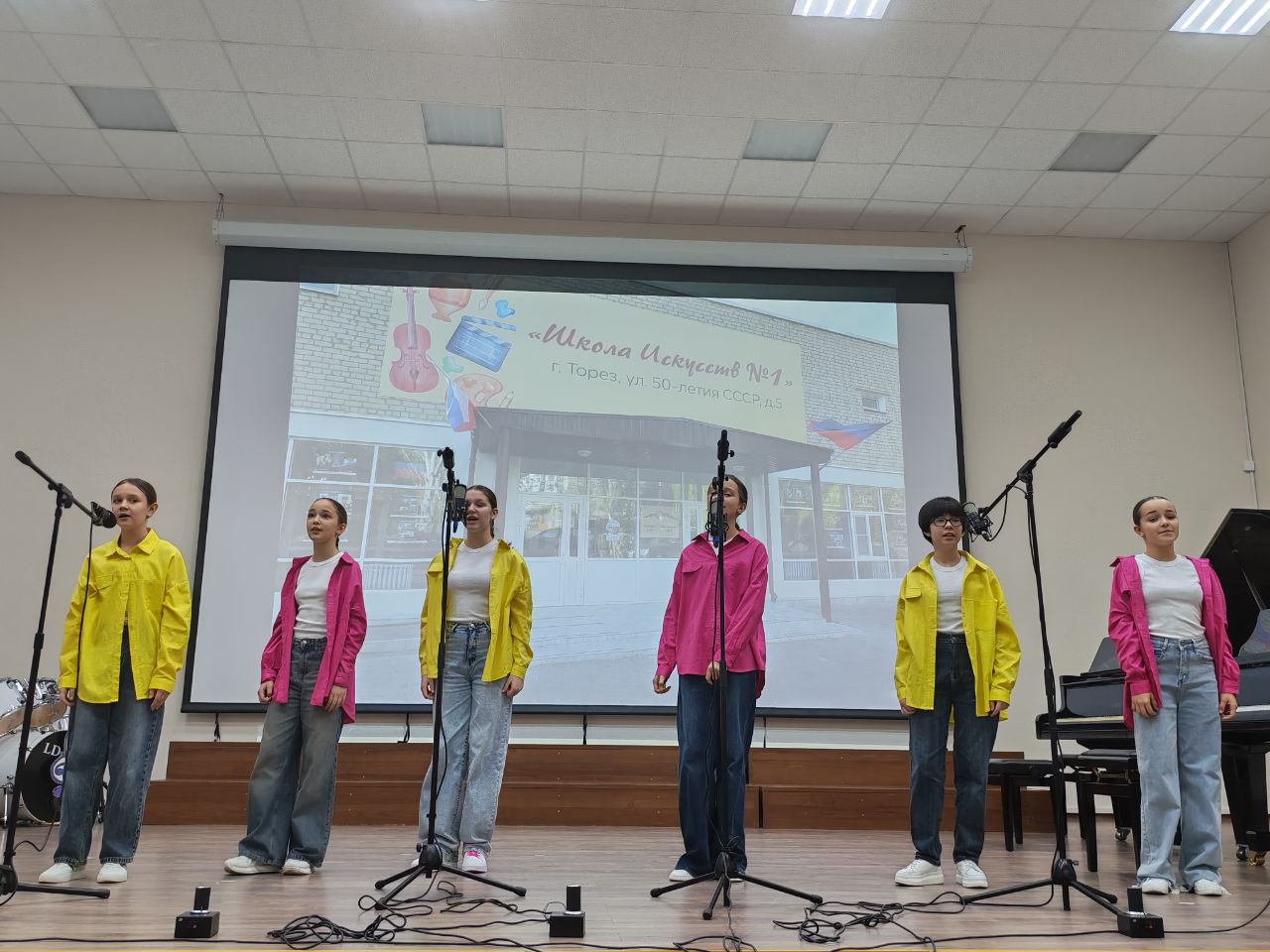 Сегодня, 19 ноября, Председатель Торезского городского совета Александр Казмерчук принял участие в торжественном мероприятии, посвящённом 70-летию МБУДО ДШИ "Симфония Приморья" г. о. Торез Сегодня, 19 ноября, Председатель Торезского городского совета Александр Казмерчук принял участие в торжественном мероприятии, посвящённом 70-летию МБУДО ДШИ "Симфония Приморья" г. о. Торез