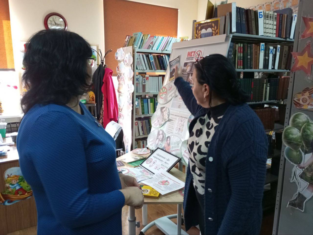 Заместитель главы администрации посетила Портовскую сельскую библиотеку Заместитель главы администрации посетила Портовскую сельскую библиотеку