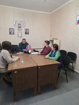 19 ноября начальник Коммунаровского отдела Владимир Кистенюк провел встречу с трудовым коллективом, на которой были обсуждены актуальные вопросы, касающиеся как внутренней работы коллектива, так и социальных инициатив