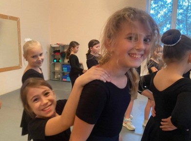 Сегодня, 19 ноября, в МБУ "Зугрэсский ГДК", в танцевальном коллективе "Бархат", состоялась развлекательно-игровая программа, ко Всемирному дню ребёнка "Должны смеяться дети!"