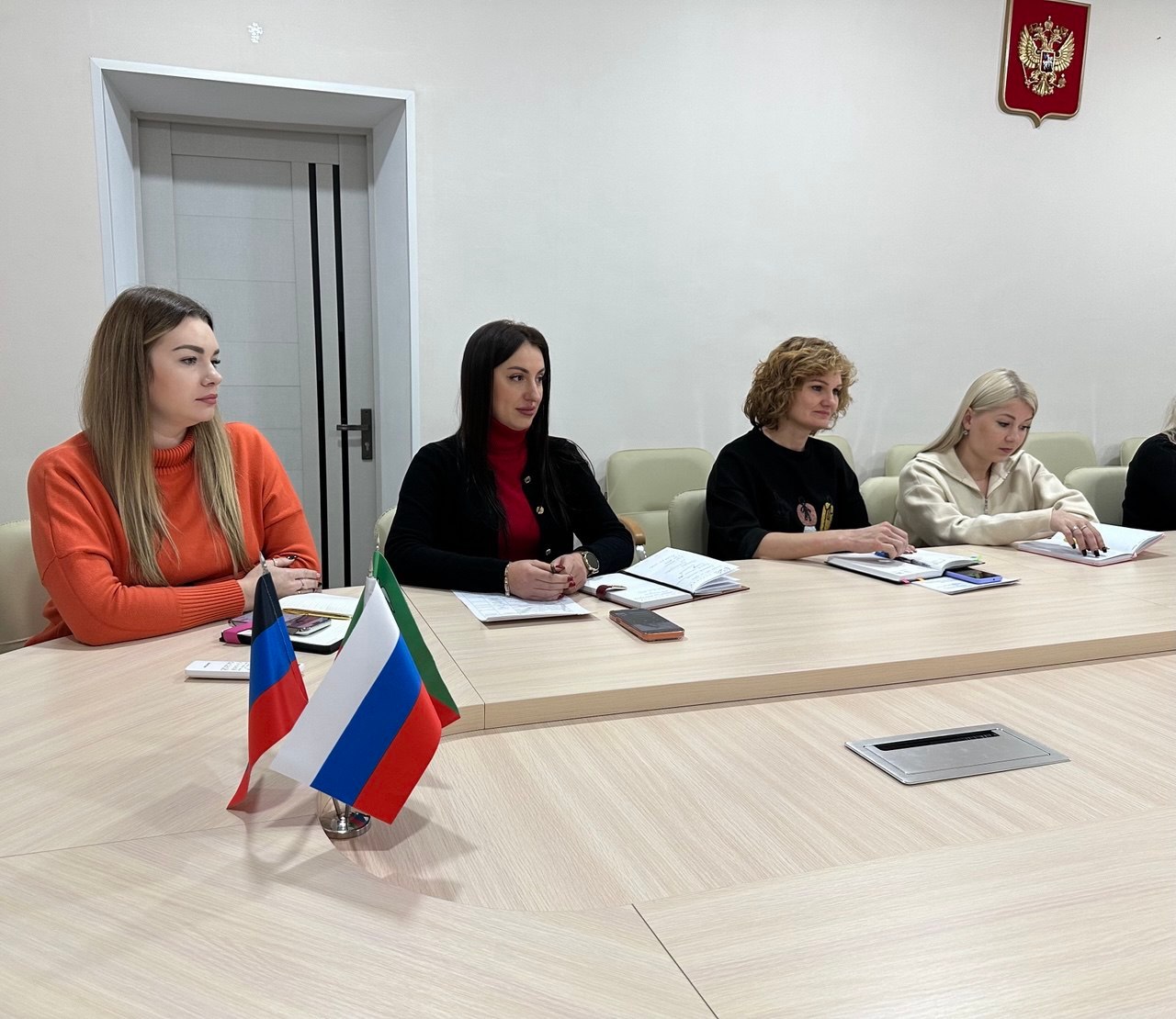 СОСТОЯЛИСЬ ВСТРЕЧИ. 18 ноября 2025 года депутаты Горловского городского совета от фракции «Единая Россия» — Роман Конев, София Потапова и Александр Бобровский в рамках исполнения поручения Главы Донецкой Народной Республики... СОСТОЯЛИСЬ ВСТРЕЧИ. 18 ноября 2025 года депутаты Горловского городского совета от фракции «Единая Россия» — Роман Конев, София Потапова и Александр Бобровский в рамках исполнения поручения Главы Донецкой Народной Республики...