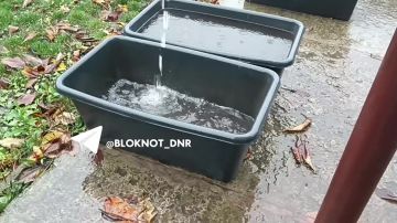 Житель ДНР собирает дождевую воду в корыта и бочки, его краны сухие уже 9 дней