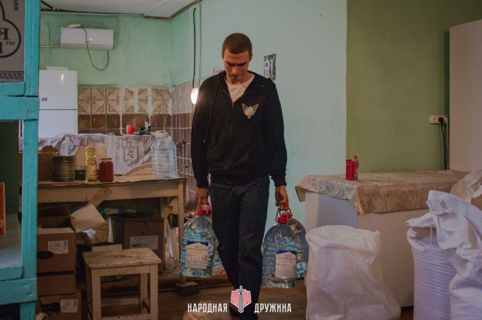 Более 1000 литров питьевой воды волонтеры доставили в больницу Донецка Более 1000 литров питьевой воды волонтеры доставили в больницу Донецка