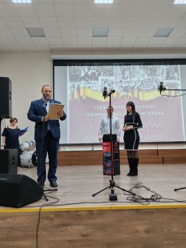 Сегодня, 19 ноября, Председатель Торезского городского совета Александр Казмерчук принял участие в торжественном мероприятии, посвящённом 70-летию МБУДО ДШИ "Симфония Приморья" г. о. Торез
