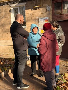 Депутат Андрей Калюжный работает на сходе граждан