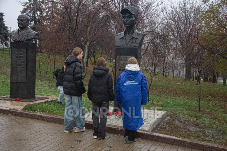 Активисты Движения Первых приняли участие в акции ко Дню ракетных войск и артиллерии «АРТ – это искусство», в ходе которой ребята нанесли небольшие рисунки на гильзы снарядов Активисты Движения Первых приняли участие в акции ко Дню ракетных войск и артиллерии «АРТ – это искусство», в ходе которой ребята нанесли небольшие рисунки на гильзы снарядов