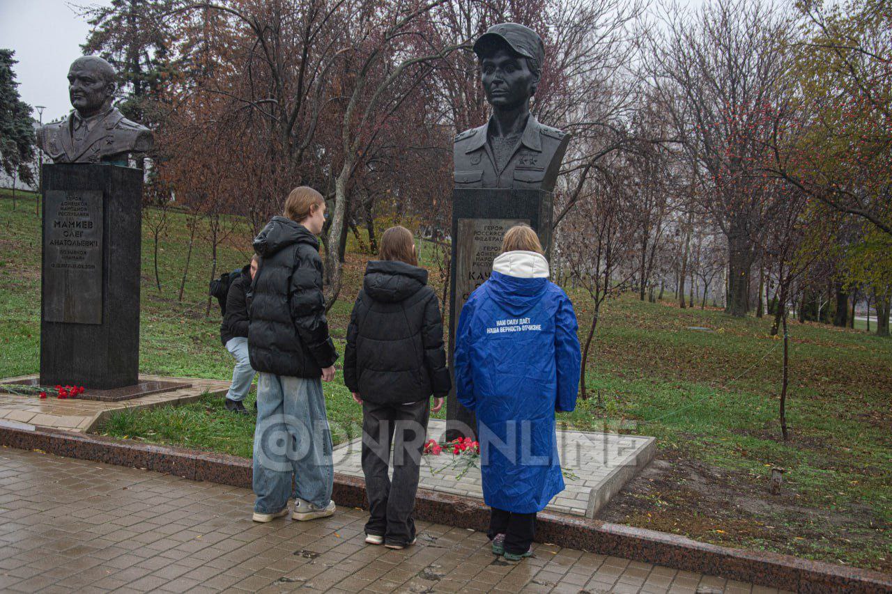 Активисты Движения Первых приняли участие в акции ко Дню ракетных войск и артиллерии «АРТ – это искусство», в ходе которой ребята нанесли небольшие рисунки на гильзы снарядов Активисты Движения Первых приняли участие в акции ко Дню ракетных войск и артиллерии «АРТ – это искусство», в ходе которой ребята нанесли небольшие рисунки на гильзы снарядов