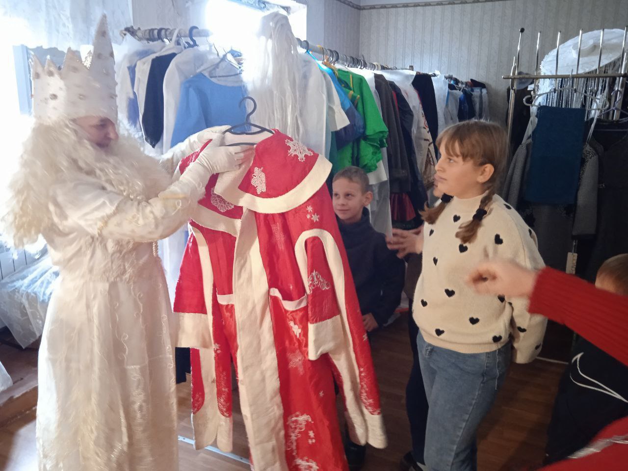 18 ноября 2025 года в МБУ «Светлодарский ДК» (п. Новолуганское) состоялся тёплый и волшебный квестпраздник в честь Дня рождения Деда Мороза 18 ноября 2025 года в МБУ «Светлодарский ДК» (п. Новолуганское) состоялся тёплый и волшебный квестпраздник в честь Дня рождения Деда Мороза