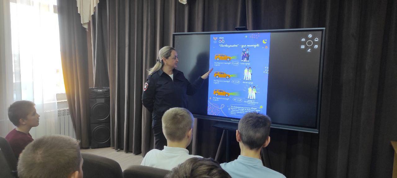 Сотрудники ГАИ Мангуша провели информационно-пропагандистскую акцию«Засветись» со школьниками Сотрудники ГАИ Мангуша провели информационно-пропагандистскую акцию«Засветись» со школьниками