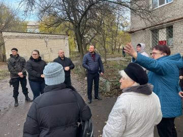 Заместитель главы Администрации муниципального образования городского округа Харцызск Александр Костюченко провели встречу с жителями пер