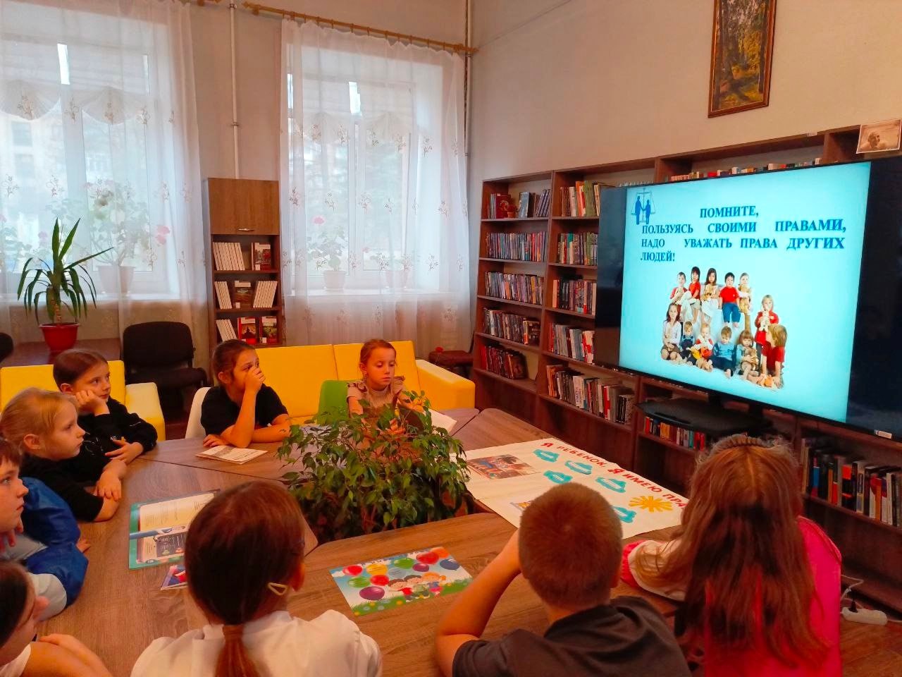 19 ноября в Зугрэсской библиотеке-филиале №3 познавательный урок «Я и мои права» начался с просмотра видеоролика, в котором рассказывалось об основополагающих документах, защищающих права ребенка 19 ноября в Зугрэсской библиотеке-филиале №3 познавательный урок «Я и мои права» начался с просмотра видеоролика, в котором рассказывалось об основополагающих документах, защищающих права ребенка