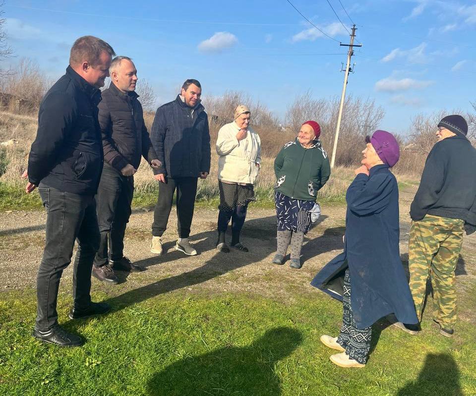 Вчера, 18 ноября, начальник Зуевского территориального отдела Администрации муниципального образования Алексей Марюхнич провел встречу с гражданами в пгт Троицко-Харцызск на улице Колхозной