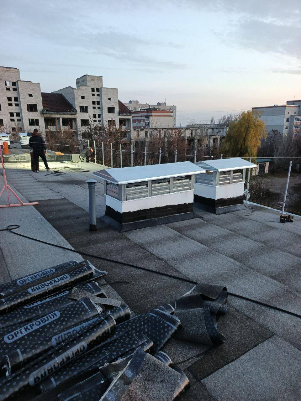 Евгений Поплавский: Нижегородские подрядчики обновят кровлю жилого дома в Харцызске на улице Патона